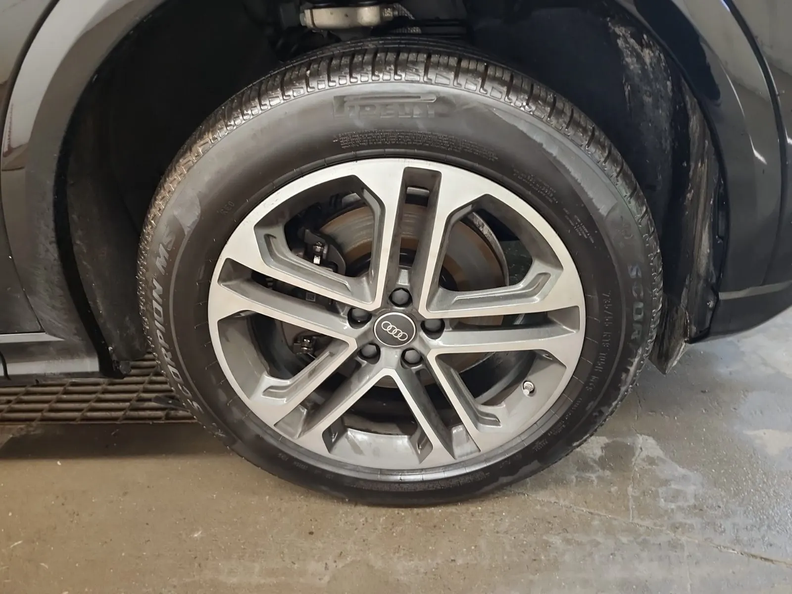 Right Front Wheel/Tire Photo