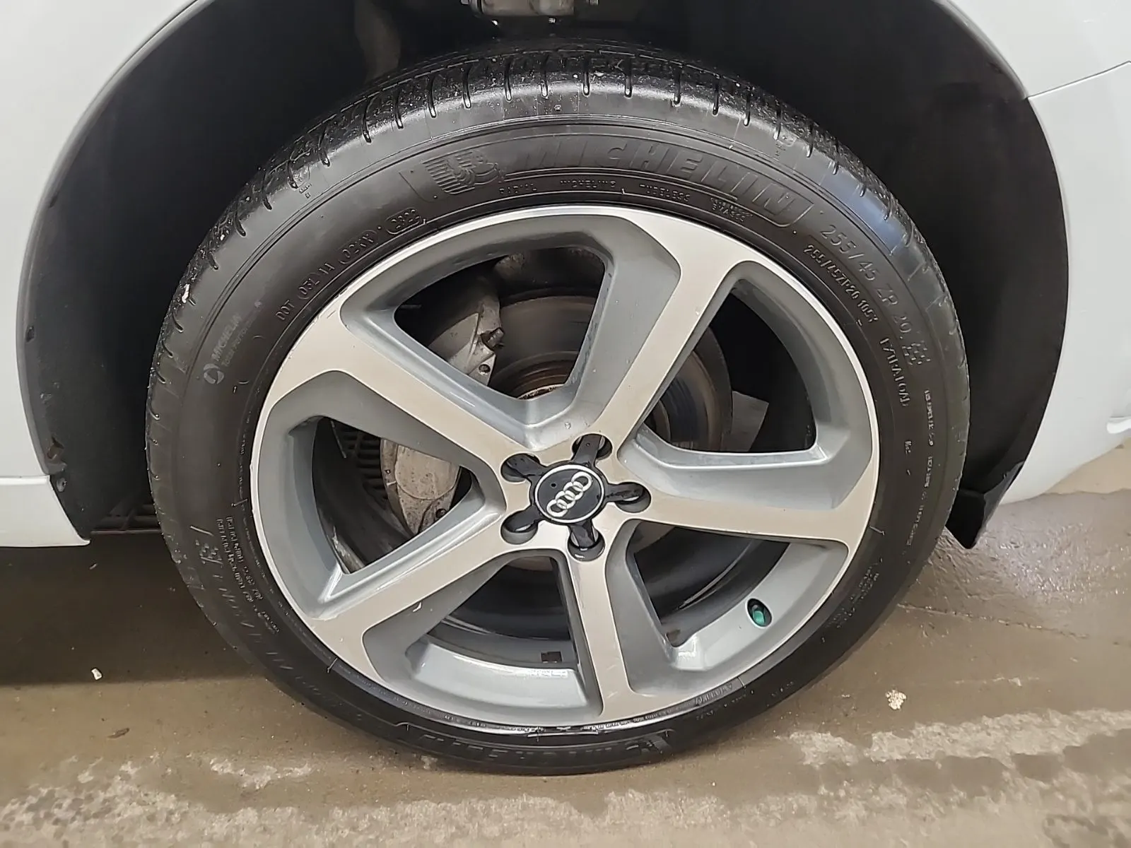 Right Front Wheel/Tire Photo