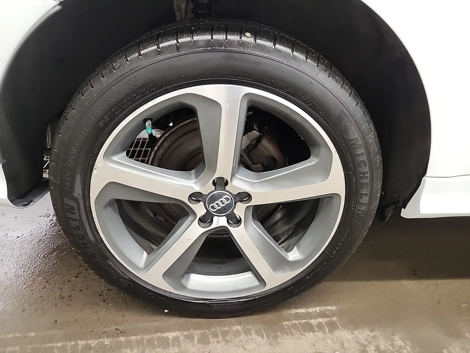 Right Rear Wheel/Tire Photo