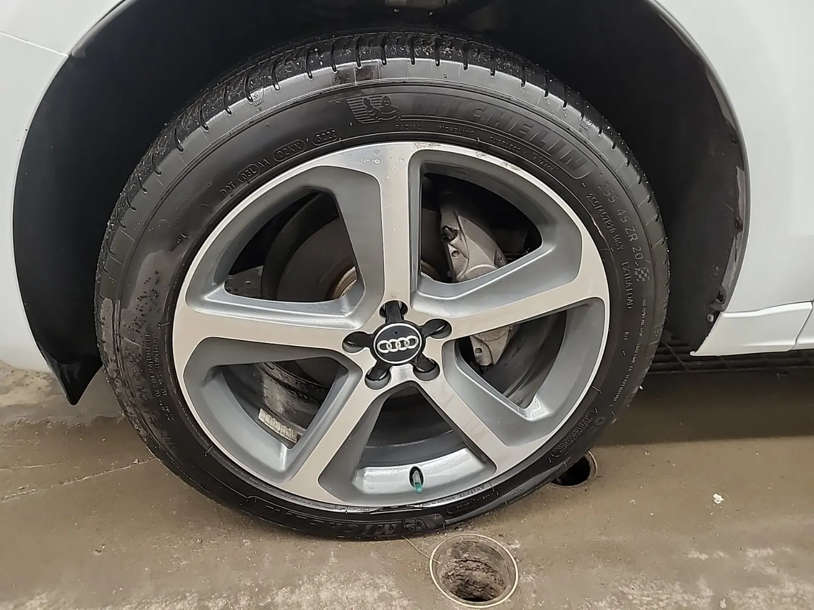 Front driver wheel/tire photo