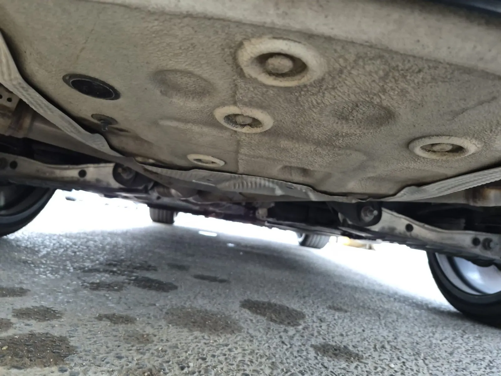 Undercarriage - Rear Photo