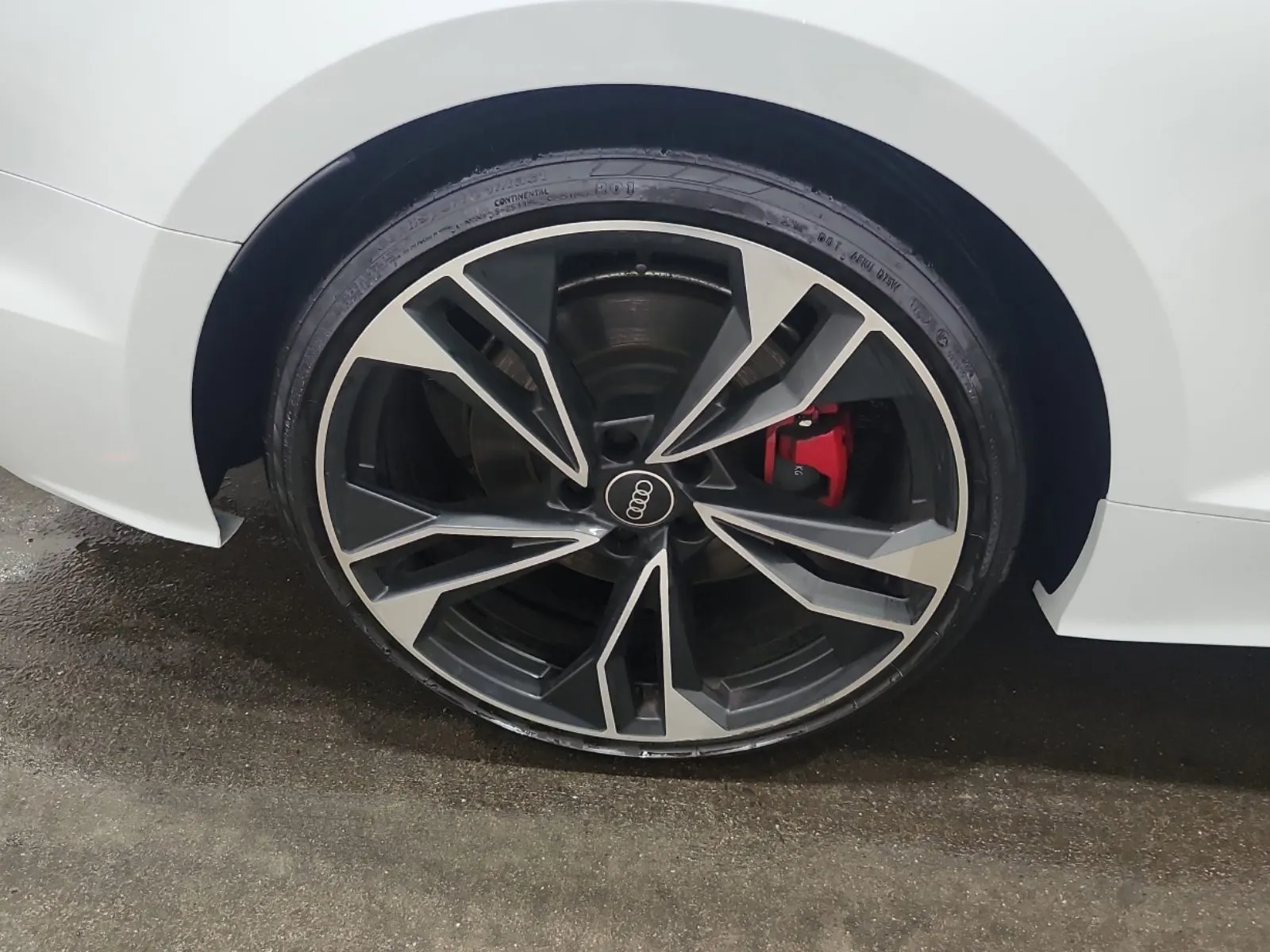 Right Rear Wheel/Tire Photo