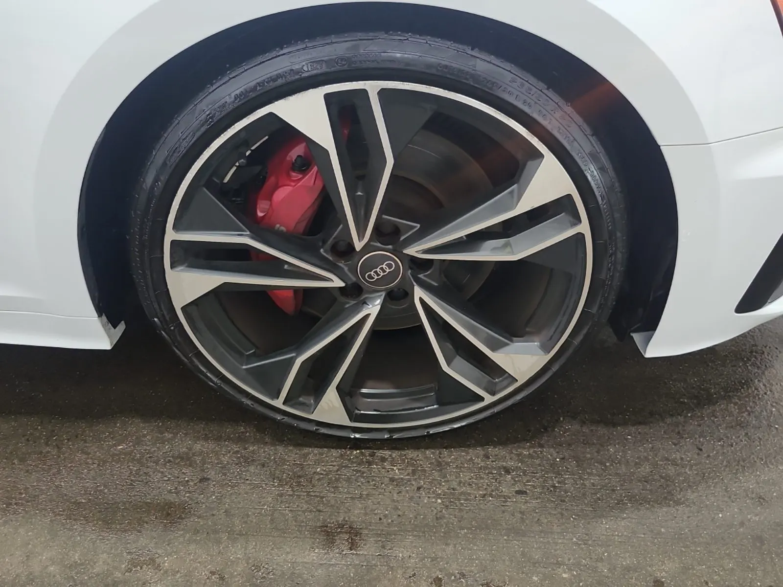 Right Front Wheel/Tire Photo