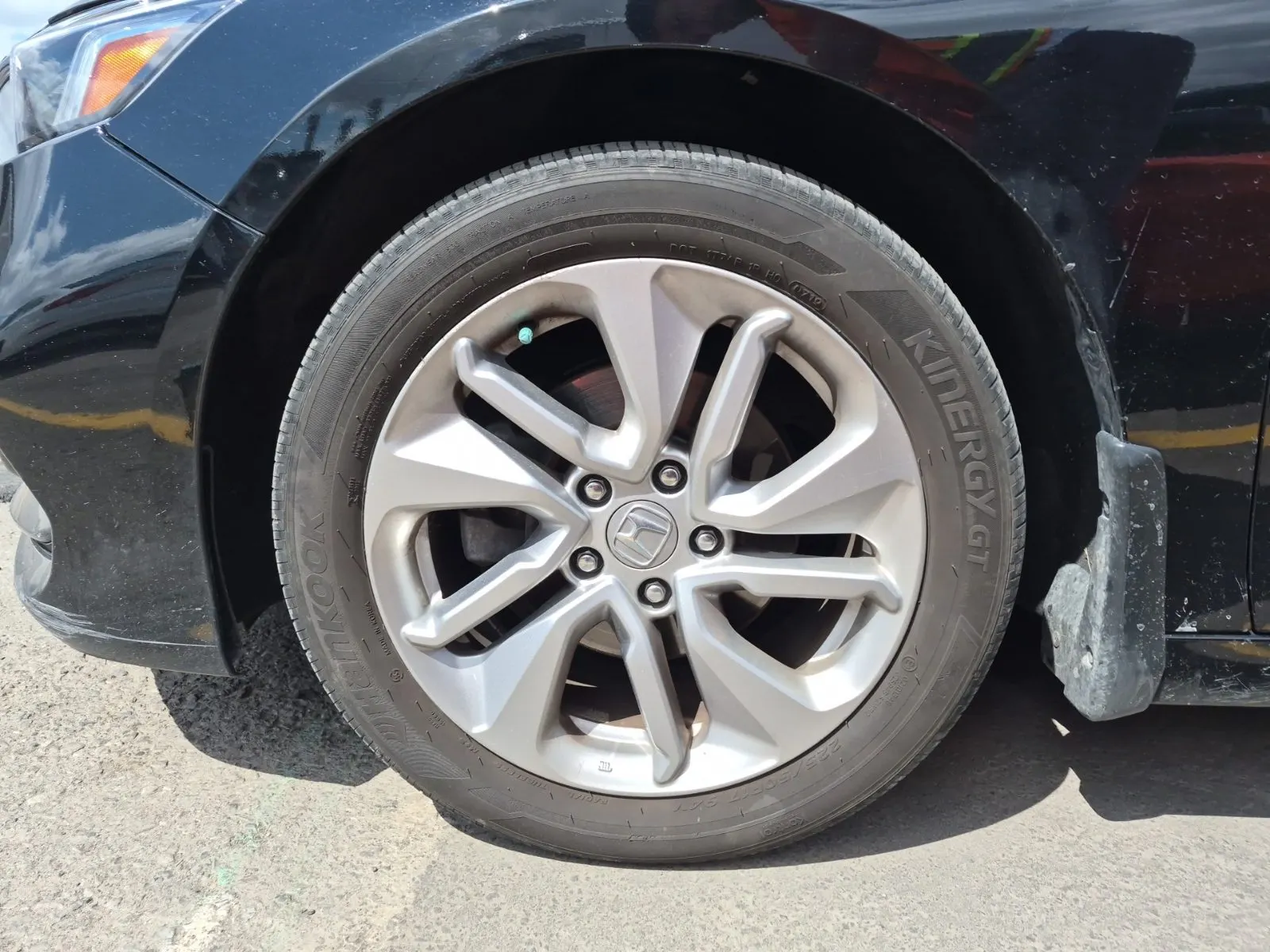 Front driver wheel/tire photo