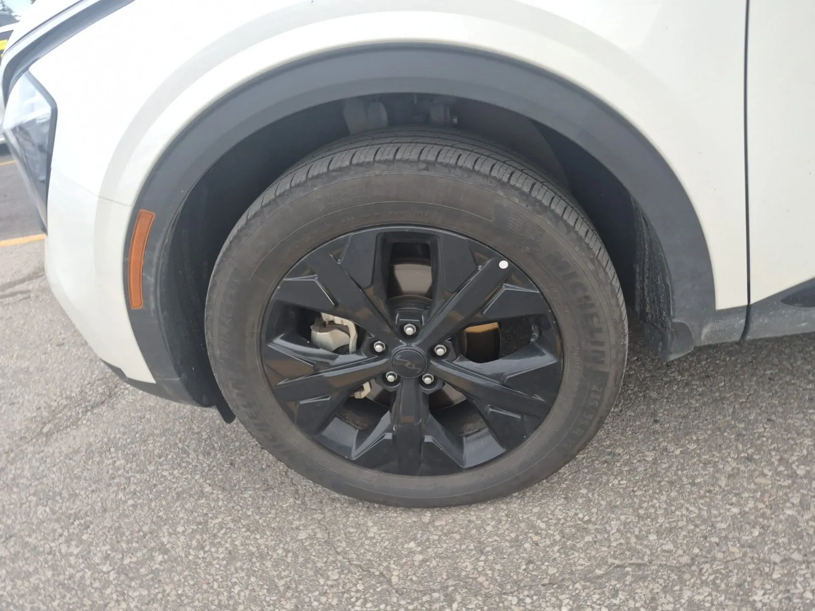 Front driver wheel/tire photo