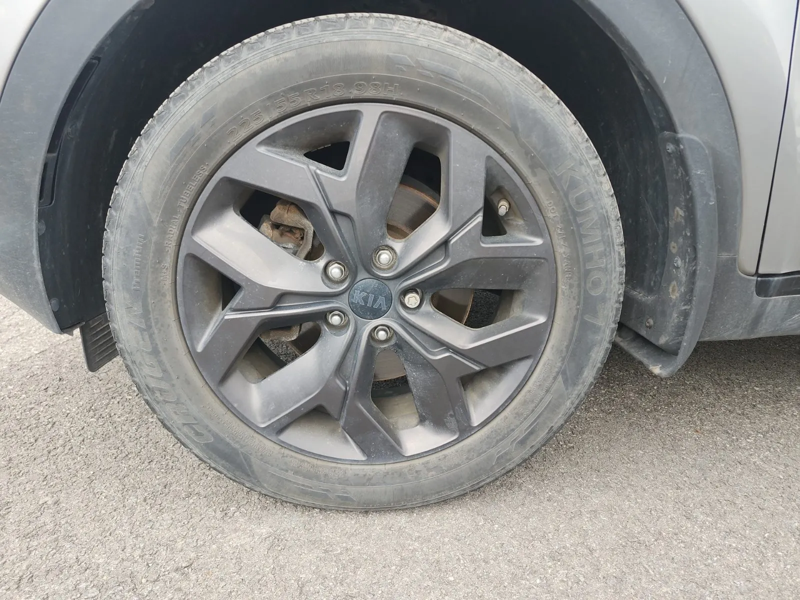 Front driver wheel/tire photo