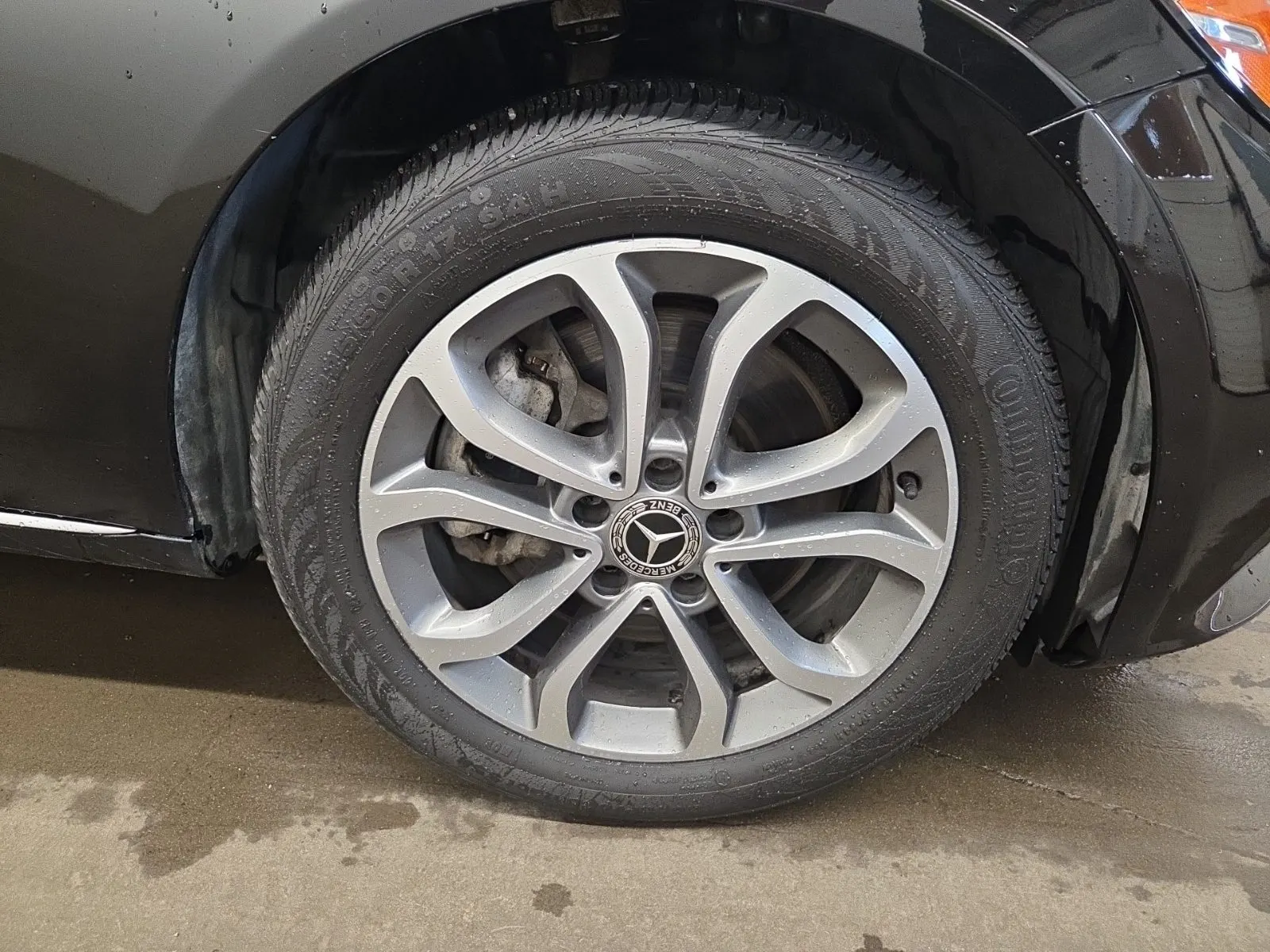 Right Front Wheel/Tire Photo