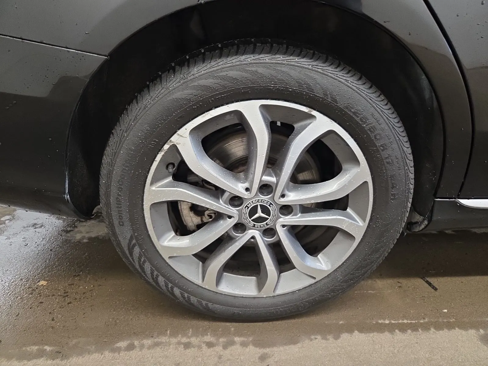 Right Rear Wheel/Tire Photo