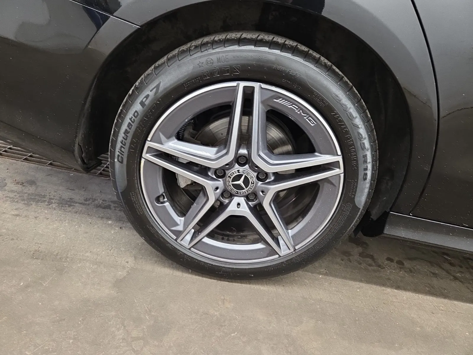 Right Rear Wheel/Tire Photo