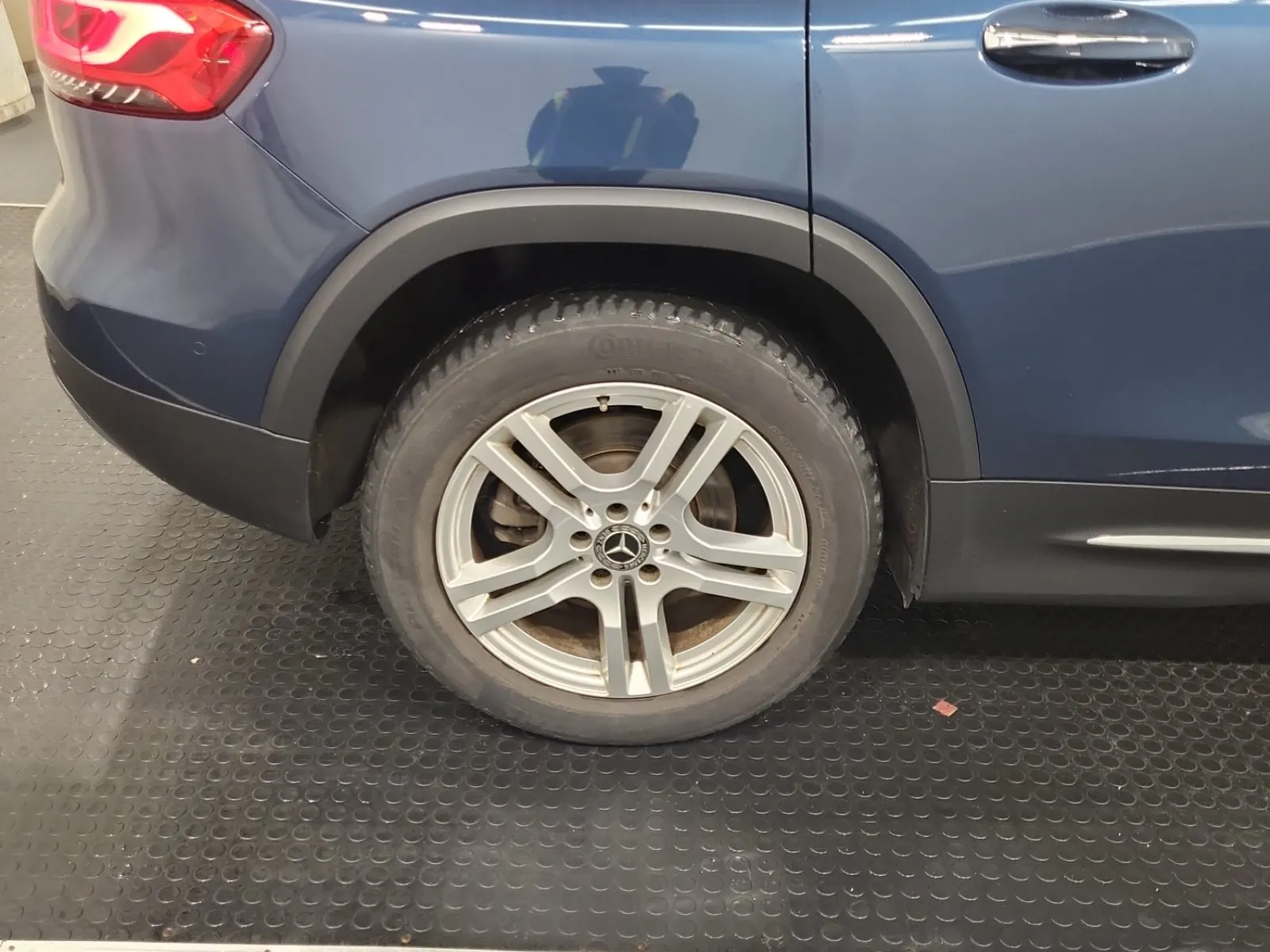Right Rear Wheel/Tire Photo