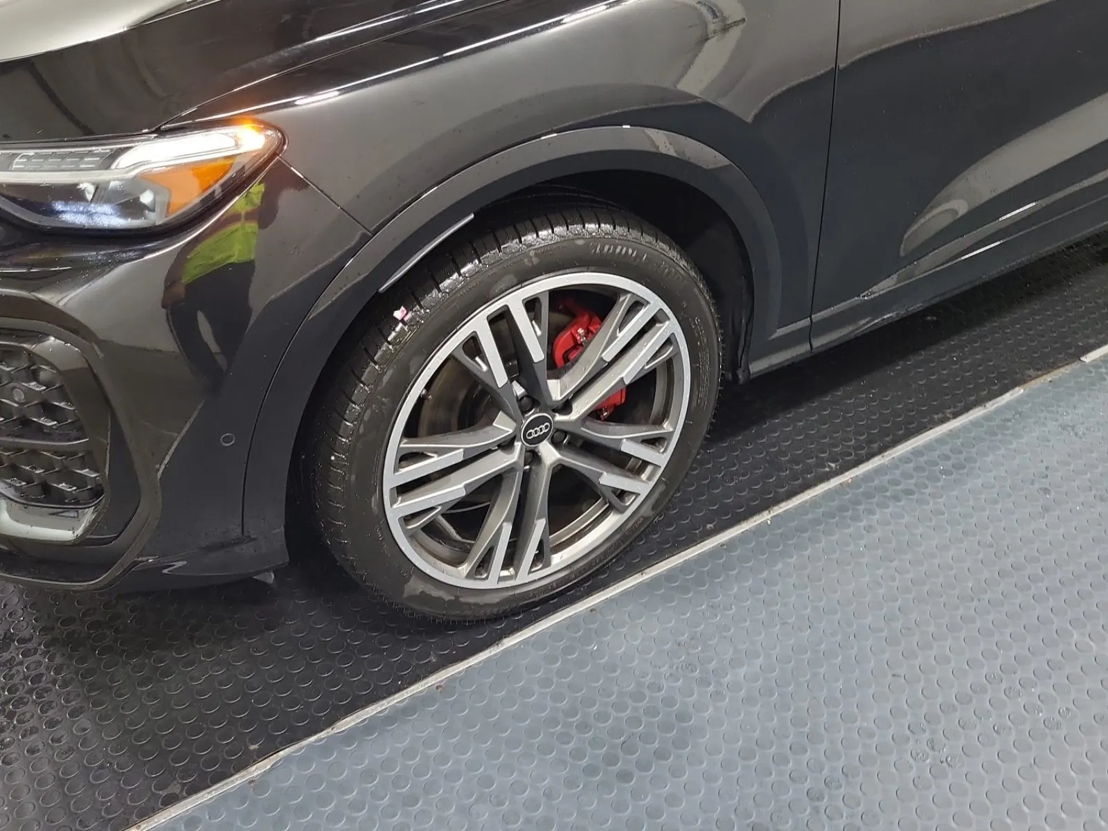 Front driver wheel/tire photo