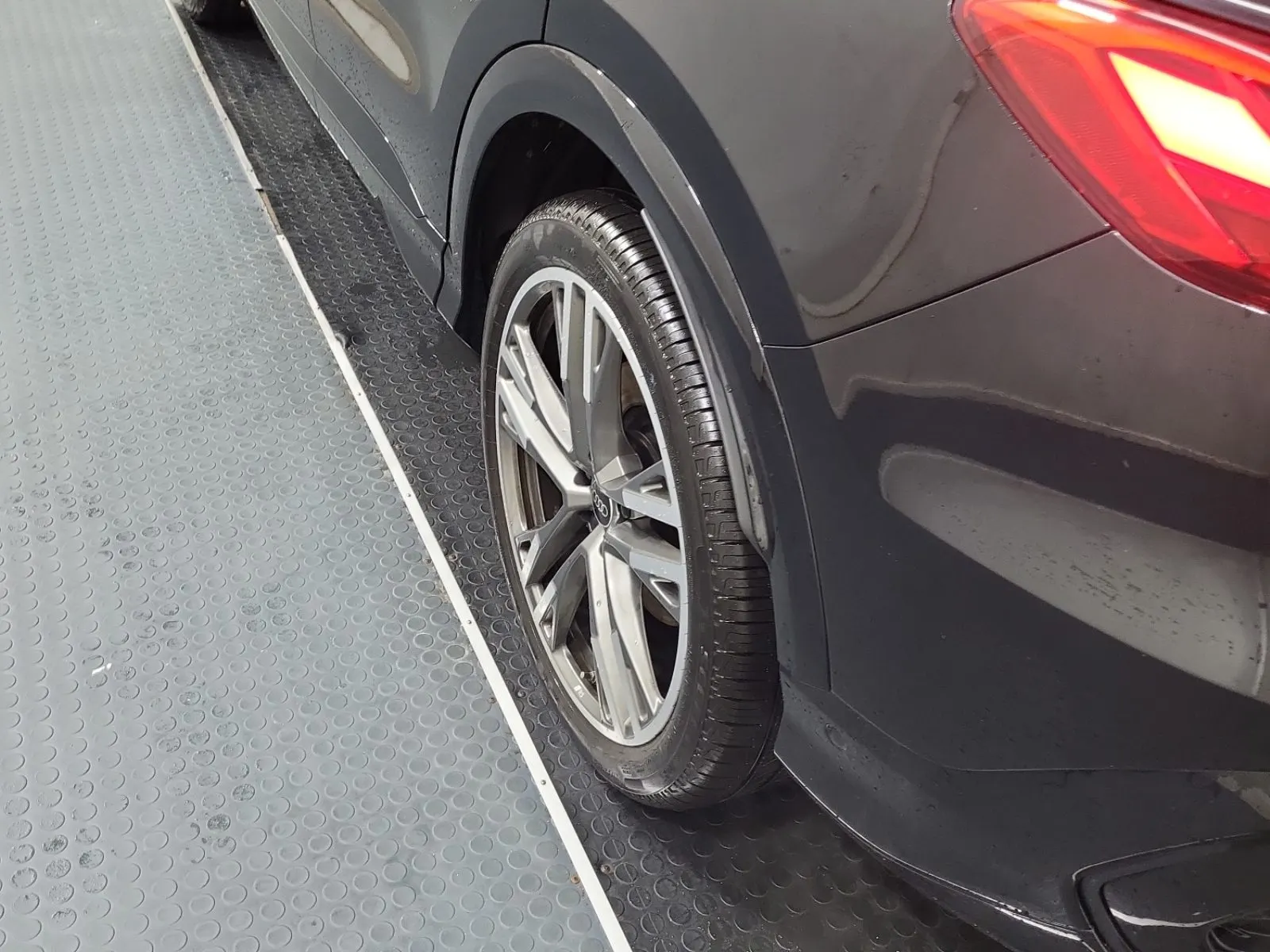 Left Rear Wheel/Tire Photo