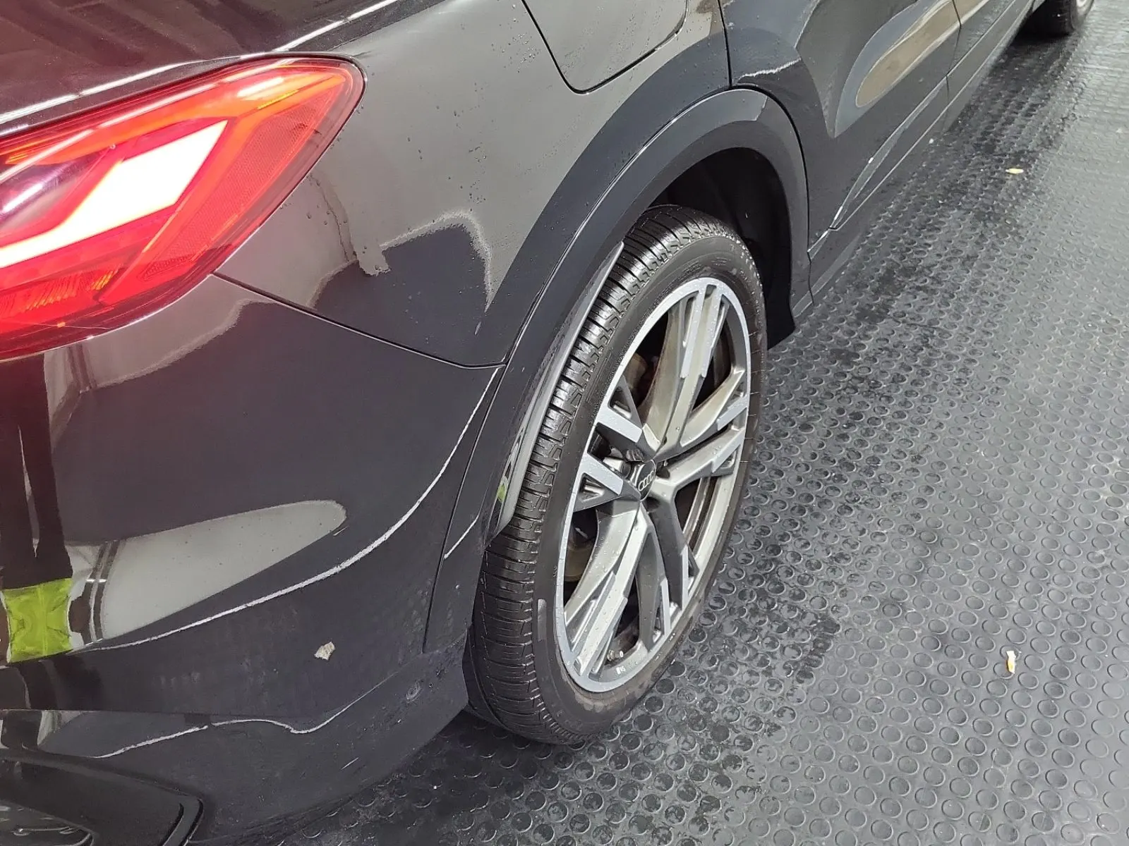 Right Rear Wheel/Tire Photo