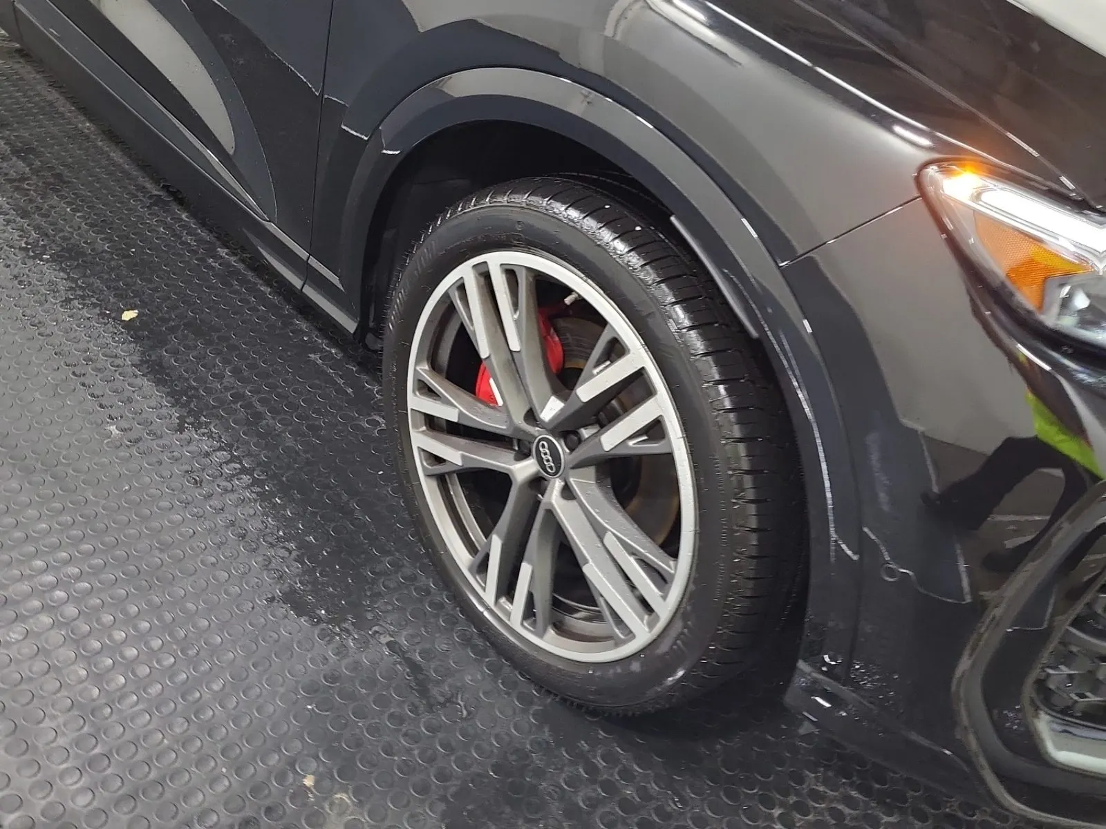 Right Front Wheel/Tire Photo