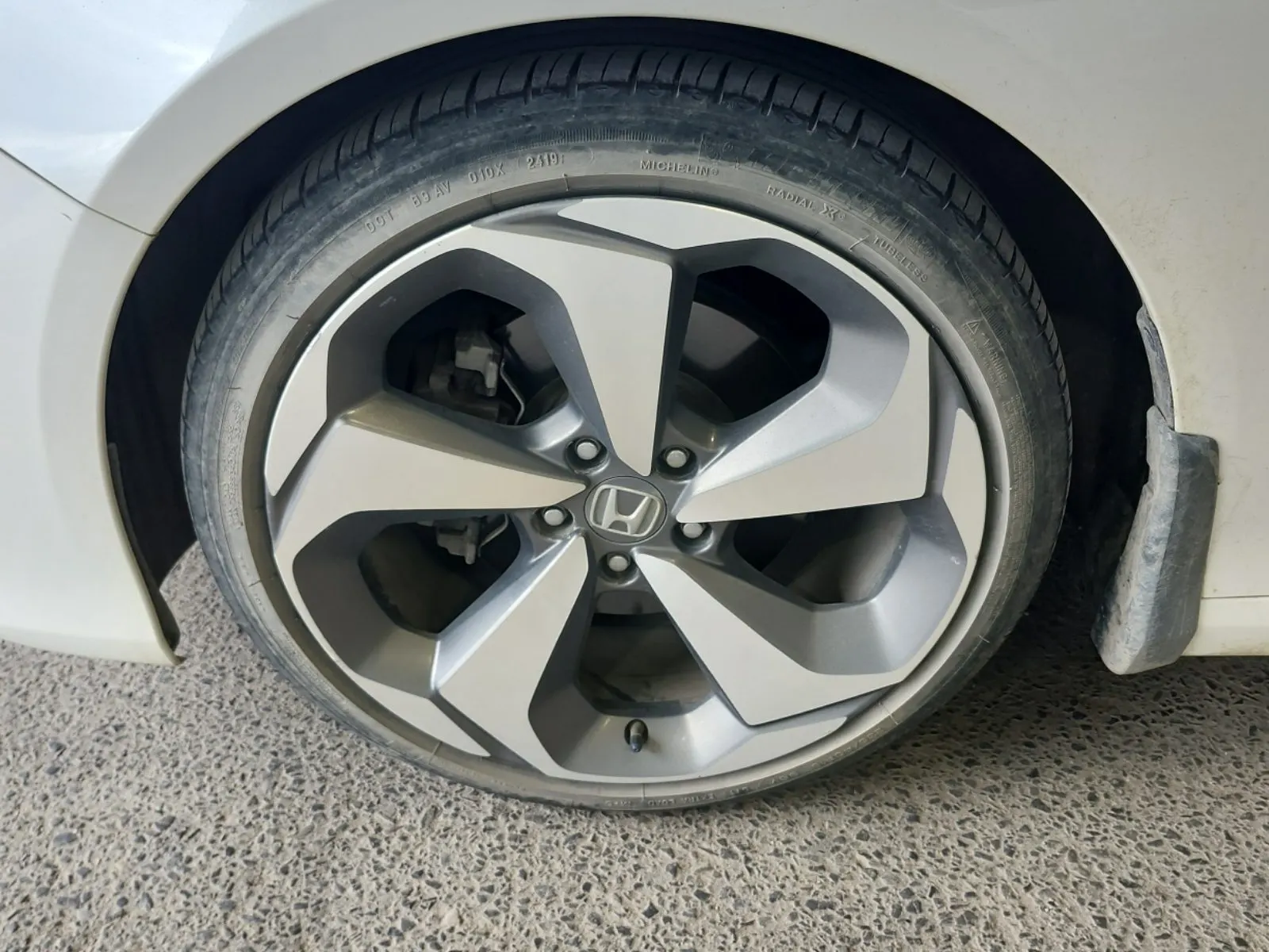 Front driver wheel/tire photo