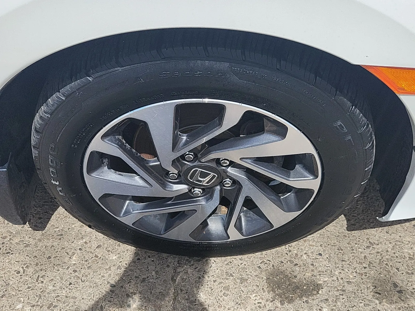 Right Front Wheel/Tire Photo
