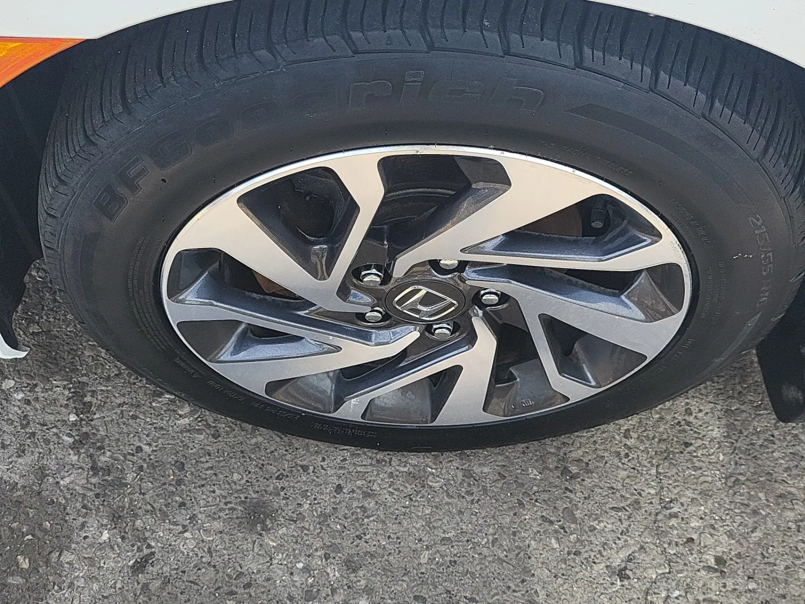 Front driver wheel/tire photo
