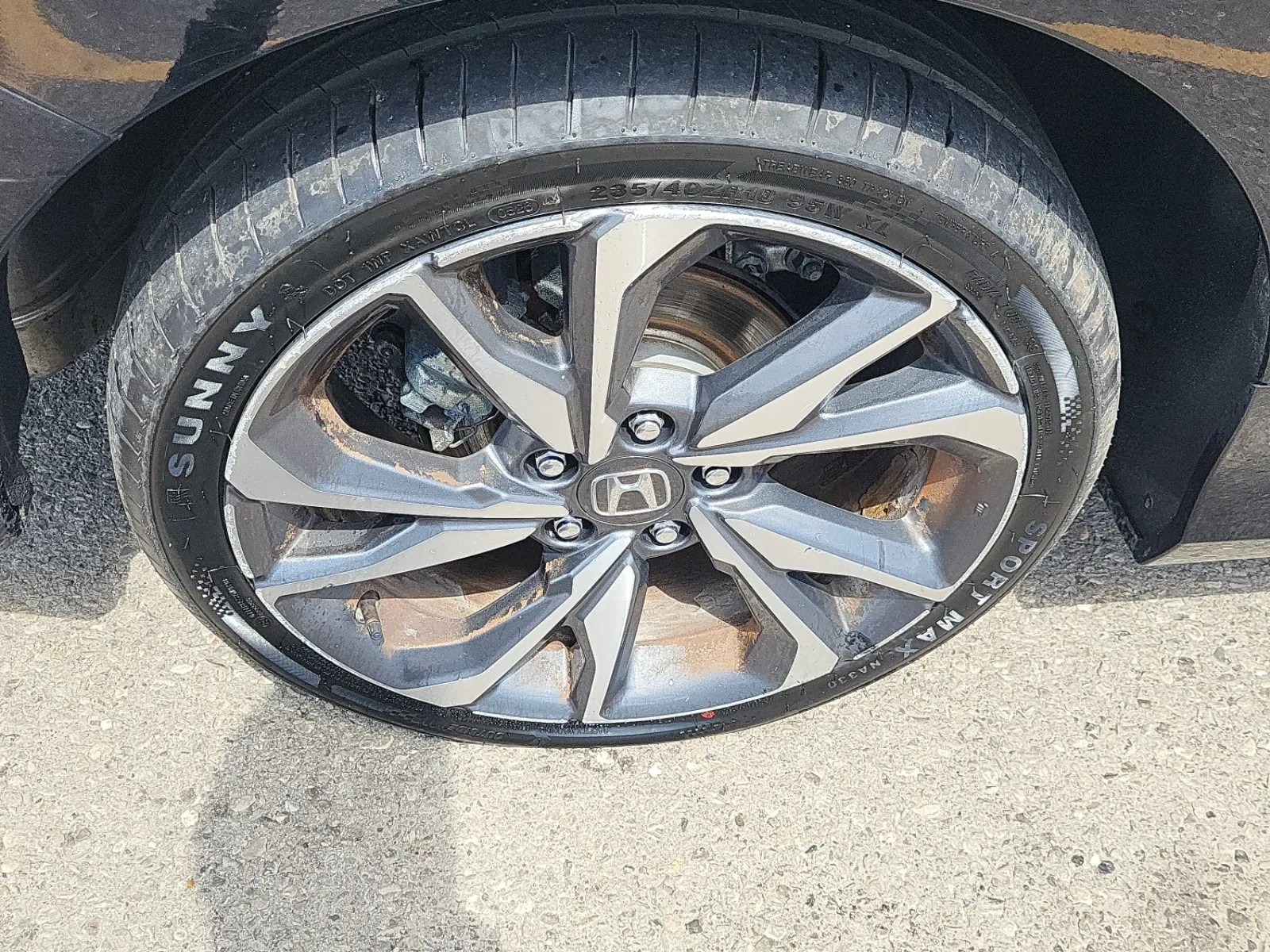 Right Rear Wheel/Tire Photo