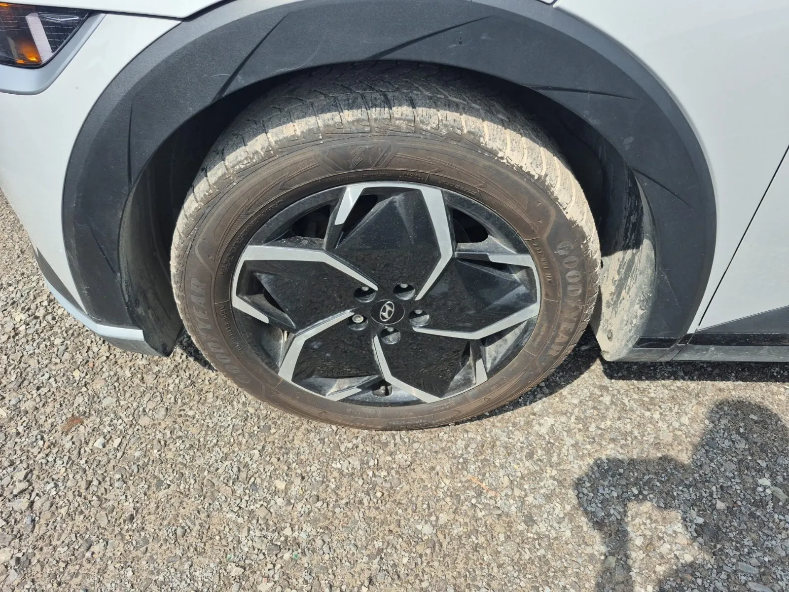 Front driver wheel/tire photo